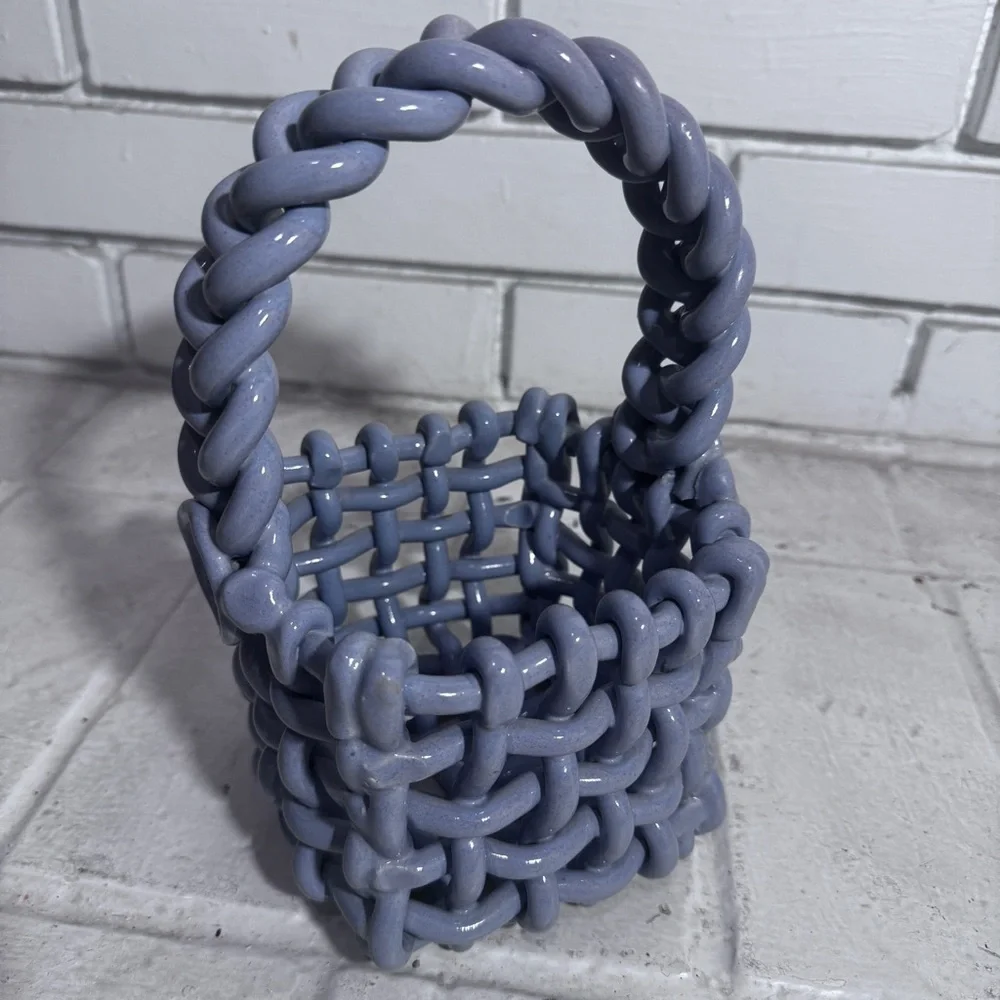 Ceramic woven basket in perfect condition, lavender/light purple color - Picture 1 of 10